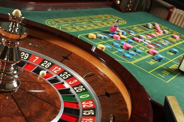 Slot game interface showing Aviator multiplier and cash-out button on cuan303 login
